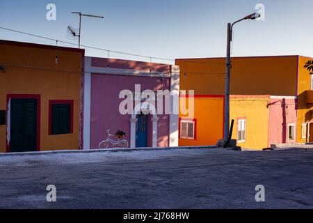 Vista sulla tipica casa Linosa dipinta di giallo e rosso nella stagione estiva. Linosa è una delle Isole Pelagie del canale di Sicilia Foto Stock