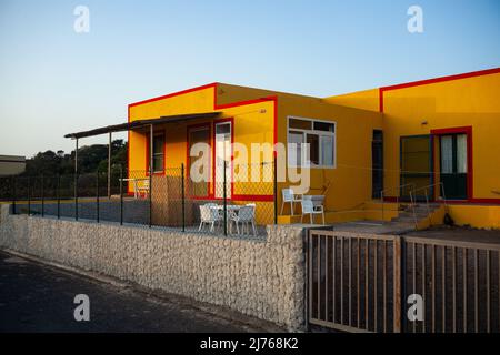 Vista sulla tipica casa Linosa dipinta di giallo e rosso nella stagione estiva. Linosa è una delle Isole Pelagie del canale di Sicilia Foto Stock