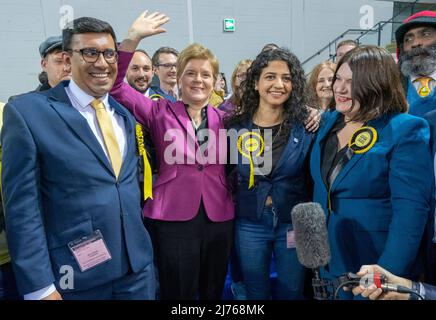 Il primo Ministro Nicola Sturgeon con Zen Ghani della SNP, Roza Salih (seconda a destra) e Susan Aitken (destra) al Glasgow City Council contano alla Emirates Arena di Glasgow, nelle elezioni del governo locale. Data foto: Venerdì 6 maggio 2022. Foto Stock