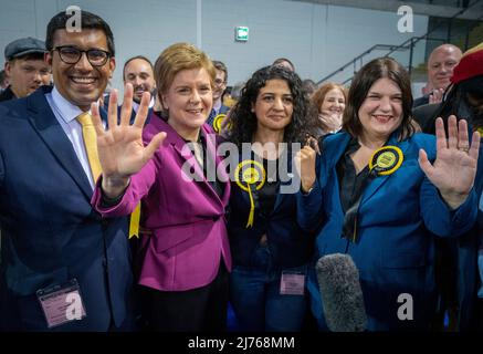 Il primo Ministro Nicola Sturgeon con Zen Ghani della SNP, Roza Salih (seconda a destra) e Susan Aitken (destra) al Glasgow City Council contano alla Emirates Arena di Glasgow, nelle elezioni del governo locale. Data foto: Venerdì 6 maggio 2022. Foto Stock