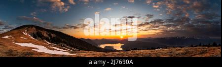 La pista Katharina Kirschner gode della vista sul Walchensee, l'Estergebirge e Karwendel ai piedi delle Alpi bavaresi durante un'alba dorata. Foto Stock