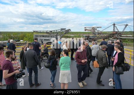 06 maggio 2022, Sassonia-Anhalt, Gräfenhainichen: I visitatori si levano sulla nuova piattaforma sopra la città dragante di Ferropolis. La Medusa skip è stata resa accessibile a tutti con e senza handicap. Un ascensore in vetro conduce ad una grande piattaforma panoramica. La misura è stata sostenuta dal programma leader, dal Fondo per il patrimonio mondiale e dagli orientamenti del FESR dell'UE. Foto: Heiko Rebsch/dpa Foto Stock