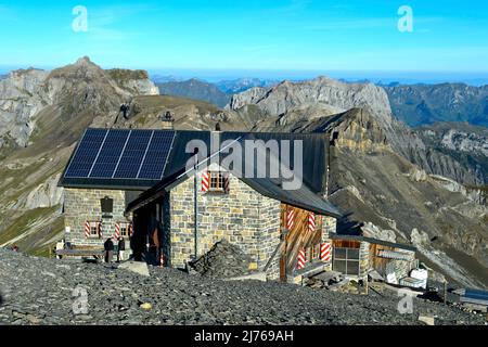 Blüemlisalp capanna del Club Alpino Svizzero, SAC, Alpi Bernesi, Kandersteg, Svizzera Foto Stock