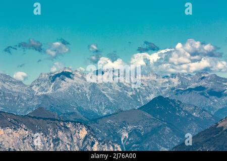 Vista dal Monte Baldo alle Alpi, Malcesine, Lago di Garda, Italia, Europa Foto Stock