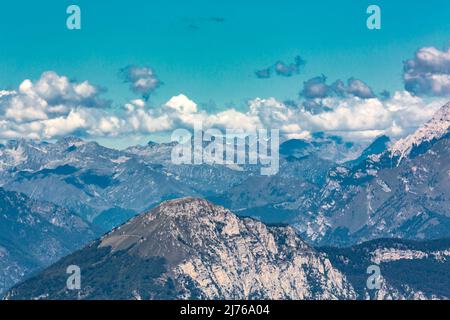 Vista dal Monte Baldo alle Alpi, Malcesine, Lago di Garda, Italia, Europa Foto Stock