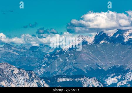 Vista dal Monte Baldo alle Alpi, Malcesine, Lago di Garda, Italia, Europa Foto Stock