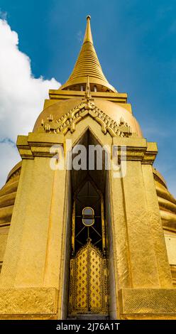 Phra Siratana Chedi, il Golden Chedi, Reliquary, Palazzo reale, Grand Palace, Wat Phra Kaeo, Tempio del Buddha di Smeraldo, Bangkok, Thailandia, Asia Foto Stock