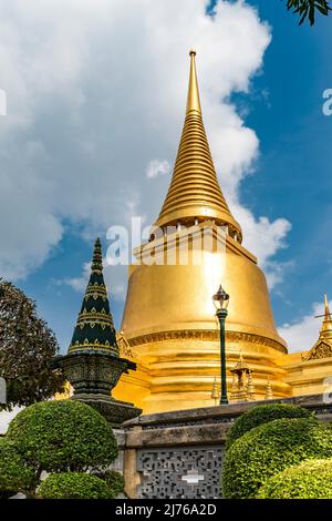 Phra Siratana Chedi, il Golden Chedi, Reliquary, Palazzo reale, Grand Palace, Wat Phra Kaeo, Tempio del Buddha di Smeraldo, Bangkok, Thailandia, Asia Foto Stock