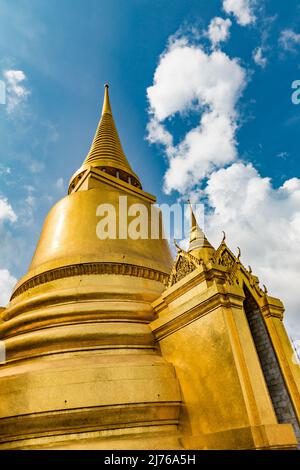 Phra Siratana Chedi, il Golden Chedi, Reliquary, Palazzo reale, Grand Palace, Wat Phra Kaeo, Tempio del Buddha di Smeraldo, Bangkok, Thailandia, Asia Foto Stock