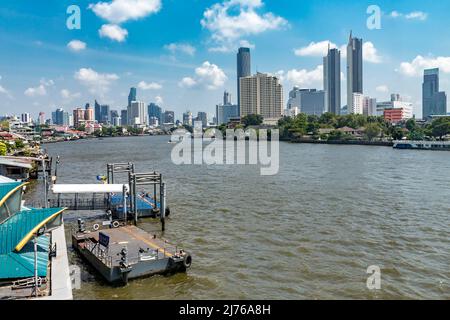 Skylines, Maha Nakhon Tower, Baan Chaophraya Condo, state Tower Hotel, Banyan Tree Residences, Complesso residenziale, Millennium Hilton Hotel, Magnolias Tower Waterfront Residences, Chao Phraya River, Bangkok, Thailandia, Asia Foto Stock