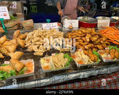 Vendita di piatti di pollame, Asiatique il lungofiume, Entertainment Mile, mercato notturno, fiume Chao Praya, Bangkok, Tailandia, Asia Foto Stock