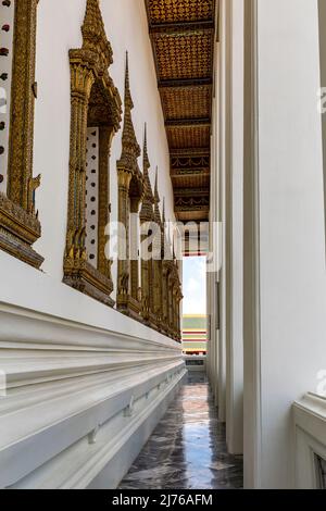 Fila di finestre, Phra Ubosoth, complesso di templi Wat Pho, tempio del Buddha reclinato, Bangkok, Thailandia, Asia Foto Stock