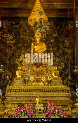 Statua del Buddha seduto Phra Phuttha Thewapatimakon, Phra Ubosoth, complesso del tempio Wat Pho, tempio del Buddha reclinato, Bangkok, Thailandia, Asia Foto Stock