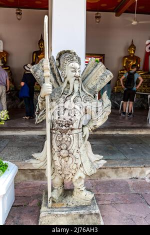 Figura cinese in pietra, custode del tempio, complesso del tempio Wat Pho, tempio del Buddha reclinato, Bangkok, Thailandia, Asia Foto Stock