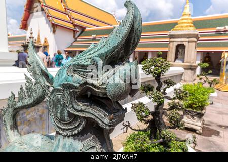 Drago bara, scultura, tempio complesso Wat Pho, tempio del Buddha reclinato, Bangkok, Thailandia, Asia Foto Stock