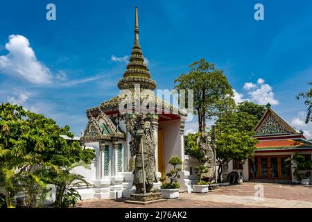 Porta d'ingresso protetta da figure cinesi in pietra, custodi del tempio, complesso del tempio Wat Pho, Tempio del Buddha sdraiato, Bangkok, Thailandia, Asia Foto Stock