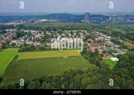 Bottrop, Renania Settentrionale-Vestfalia, Germania - Bottrop panoramica della città. Nella parte posteriore destra impianto di coking ArcelorMittal Bottrop. Nella parte posteriore centrale il tetraedro sulla Beckstrasse slagheap. Di fronte a destra Welheimer Mark Municipal Primary School e scuola al tetrahedron. Foto Stock