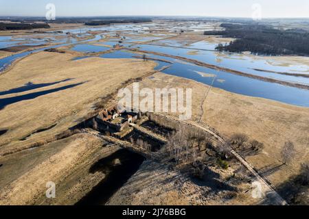 Europa, Polonia, Voivodato Podlaskie, edificio sul fiume Narew in Kiermusy Foto Stock