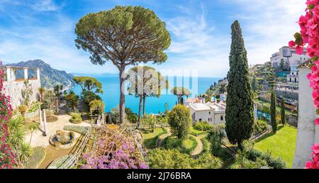 Ravello, Italia; 19 aprile 2022 - una vista dai giardini di Villa Ravello, Italia Foto Stock