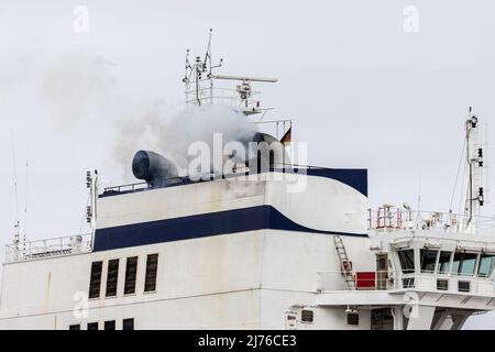 Una nave container naviga sull'Elba vicino ad Amburgo Finkenwerder verso il Mare del Nord Foto Stock