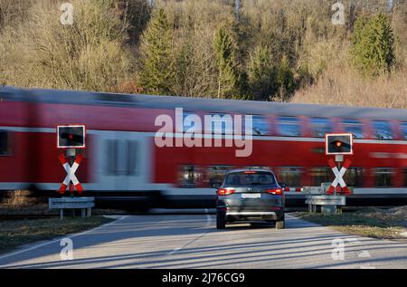 Germania, Baviera, alta Baviera, distretto di Altötting, strada di campagna, Passaggio in piano, treno di passaggio, mezzo sbarramento, croce di Sant'Andrea, auto d'attesa Foto Stock