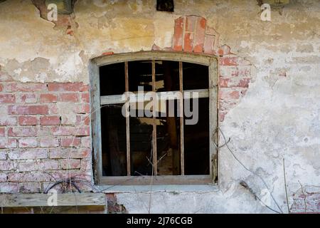 Germania, Baviera, alta Baviera, distretto di Altötting, vecchia casa di campagna vacante, dilapidata, finestra, riquadro rotto, dettaglio Foto Stock