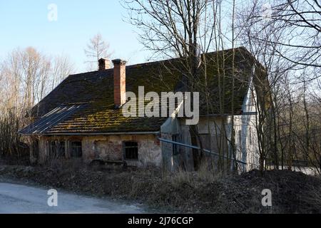 Germania, Baviera, alta Baviera, distretto di Altötting, casa di campagna antica, vacante, dilapidato Foto Stock