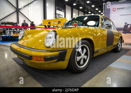 ST. PETERSBURG, RUSSIA - 23 APRILE 2022: Porsche 911 Turbo (1976 anni di produzione) in mostra d'auto retrò 'Oldtimer-Gallery' Foto Stock