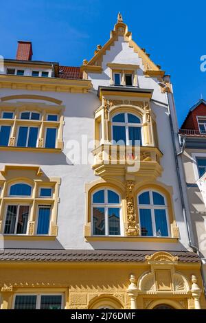 Germania, Suhl, la casa Steinweg 20 è stata costruita nel 1900 secondo i piani di Rudolf Ludloff con una facciata riccamente decorata in pietra arenaria in stile neo-rinascimentale per il produttore di fucile Justin Meffert. Nel 1994, l'edificio è stato convertito insieme alla casa vicina nel ramo principale della Rhön-Rennsteig-Sparkasse. Foto Stock