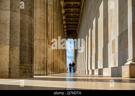 Germania, Donaustauf, nel memoriale di Walhalla vicino a Donaustauf nel distretto di Regensburg, personalità importanti sono state onorate con busti di marmo o targhe commemorative dal 1842. Il monumento prende il nome da Valhalla, la Sala dei caduti nella mitologia norrena. L'architetto fu Leo von Klenze. Foto Stock