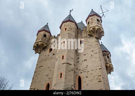 Germania, Nassau, le rovine del Castello di Nassau si trovano a 120 metri sopra il fiume Lahn, sul Burgberg alto 215 metri, vicino alla città omonima, Nassau. La conserva può essere visitata da aprile a ottobre. Foto Stock