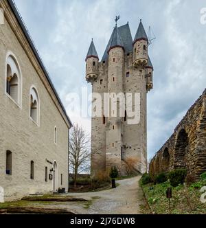 Germania, Nassau, le rovine del Castello di Nassau si trovano a 120 metri sopra il fiume Lahn, sul Burgberg alto 215 metri, vicino alla città omonima, Nassau. La conserva può essere visitata da aprile a ottobre. Foto Stock