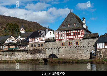 Germania, Dausenau, mura cittadine e case a graticcio di Dausenau sul fiume Lahn. Foto Stock