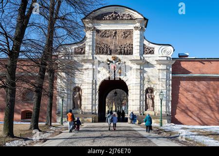 SAN PIETROBURGO, RUSSIA - 03 APRILE 2022: Pietro la Grande porta nella Fortezza di Pietro e Paolo in primo piano in una giornata di sole aprile Foto Stock