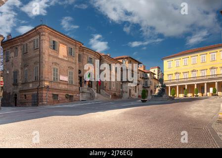 Bra; Cuneo; Piemonte; Italia - 01 maggio; 2022: Edificio comunale di Bra (progetto di Bernardo Vittone 1897) in piazza Caduti per Liberta con med antico Foto Stock