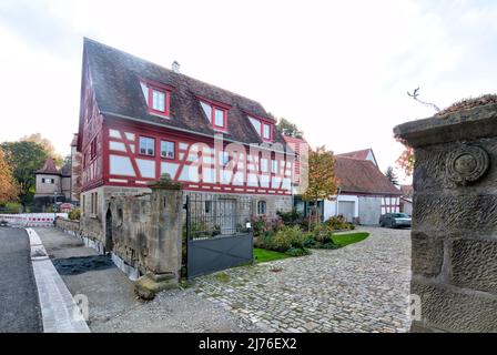 Facciata della casa, a graticcio, vista del villaggio, autunno, Rüdenhausen, Franconia, Baviera, Germania, Europa Foto Stock