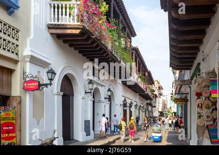 Balconi colorati, Calle de Ayos, Old Cartagena, Cartagena, Bolivar, Repubblica di Colombia Foto Stock