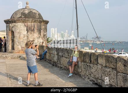 Coppia in posa a Baluarte de San Ignacio, Old Cartagena, Cartagena, Bolivar, Repubblica di Colombia Foto Stock