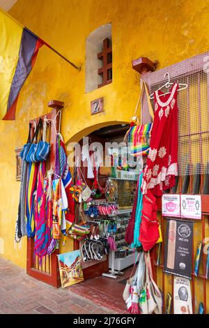 Negozi di artigianato souvenir, Las Bovedas, Plaza De Las Bovedas, Old Cartagena, Cartagena, Bolivar, Repubblica di Colombia Foto Stock