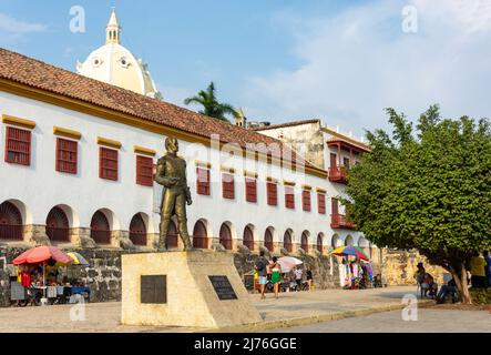 Bancarelle di artigianato e souvenir sul Paseo de Los Heroes Navales, Old Cartagena, Cartagena, Bolivar, Repubblica di Colombia Foto Stock