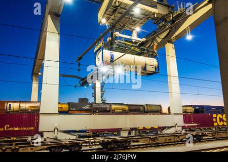 Vienna, movimentazione gru a portale nel terminal container del porto Freudenau, azienda WienCont, linea ferroviaria, transbordo strada per ferrovia e viceversa, container nel 02. Distretto Leopoldstadt, Austria Foto Stock