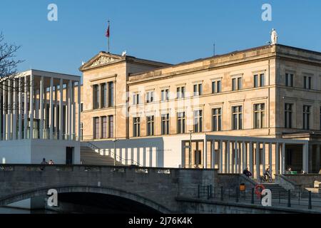 Berlino, Isola dei Musei, Patrimonio dell'Umanità dell'UNESCO, Neues Museum e James Simon Gallery alla luce della sera Foto Stock