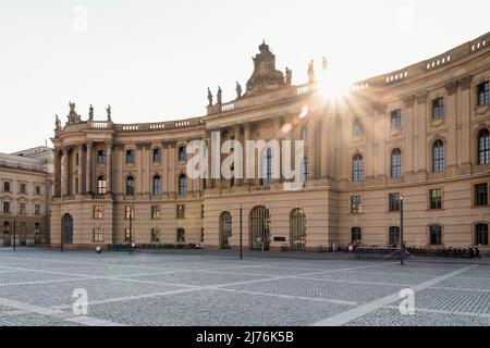 Berlino, Mitte, Bebelplatz, Università Humboldt, Facoltà di giurisprudenza, 'Commode', luce notturna Foto Stock