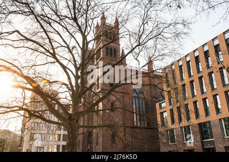 Berlino, Mitte, Werderscher Markt, Friedrichswerder Chiesa e la costruzione della Fondazione Bertelsmann, luce notturna Foto Stock