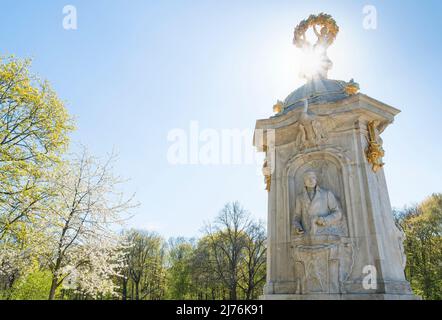 Berlino, Großer Tiergarten, Beethoven-Haydn-Mozart monumento, retroilluminazione, primavera Foto Stock