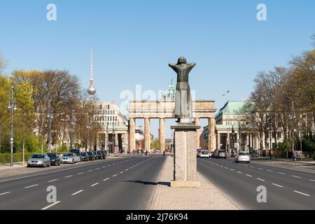 Berlino, Tiergarten, Straße des 17. Juni, scultura 'Der Rufer' di Gerhardt Marcks, invocano la pace Foto Stock