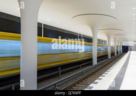 Berlino, Mitte, architettura della stazione metropolitana di recente apertura 'Rotes Rathaus', metropolitana in movimento sfocato Foto Stock