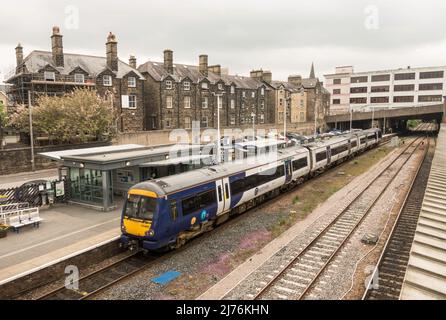 Nella stazione ferroviaria di Harrogate, Yorkshire, Inghilterra, Regno Unito, si trova un treno diesel TurboStar classe 170 della ferrovia settentrionale Foto Stock