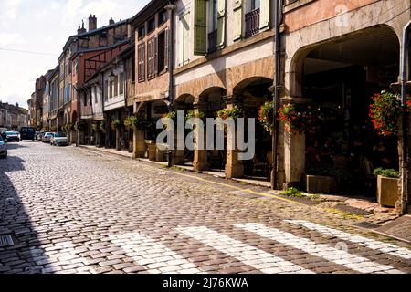 Portici sulla strada principale a Louhans, Borgogna Foto Stock