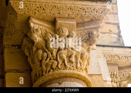 Capitale sulla torre portico della chiesa abbaziale a Saint-BenoÃ®t-sur-Loire Foto Stock